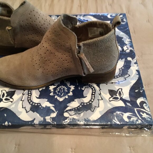 Toms Tan Cutout Suede Booties Pull On Heeled Ankle Boots Shoes Size 8 - Picture 5 of 5